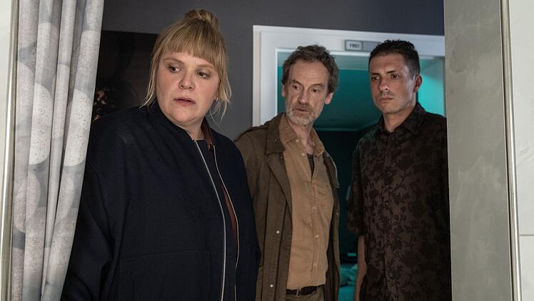 Rosa Herzog (Stefanie Reinsperger), Peter Faber (J&ouml;rg Hartmann, zweiter von links) und ein Bordell-Mitarbeiter (Kristian Pandža) finden die verst&ouml;rte Zeugin des Mordes - eine Prostituierte.