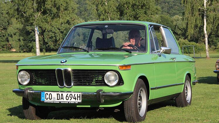 Bernd Oberender in seinem BMW 1802