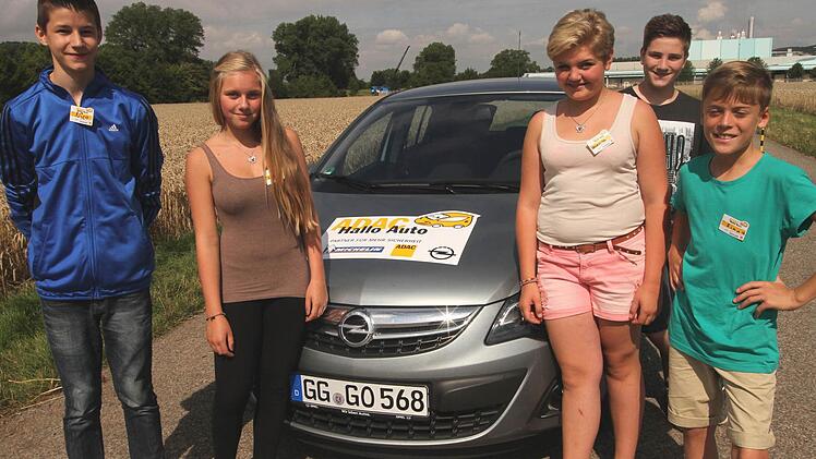 Mächtig beeindruckt waren die Schüler von der Aktion "Hallo Auto!". Nico und Laura (von links) sowie Finn, Niklaus und Valentina (von rechts) lernten viel dabei.