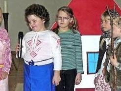 Die Kinder der Klasse 1/2b stellten die Herbergssuche von Maria und Josef in Bethlehem dar. Foto: Klaus-Peter Wulf