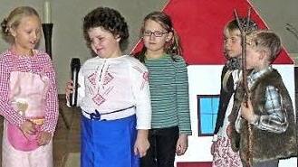 Die Kinder der Klasse 1/2b stellten die Herbergssuche von Maria und Josef in Bethlehem dar. Foto: Klaus-Peter Wulf