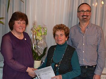 Die Ehrennadel in Silber samt einem Blumenpräsent erhielt die stellvertretende Vorsitzende Sigrid Schrill (links) aus den Händen der Kreisverbandsvorsitzenden Irmgard Heinrich. Der Vorsitzende des Schönderlinger Gartenbauvereins, Armin Hahn, freut sich mit der Ausgezeichneten. Foto: Beatrix Lieb