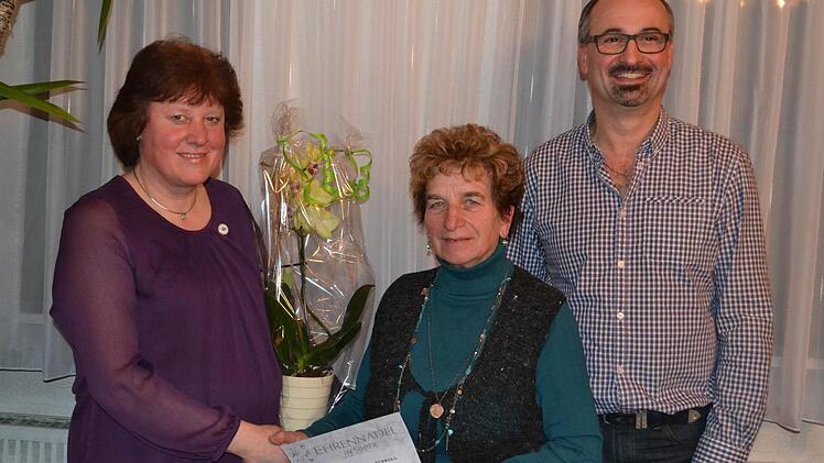 Die Ehrennadel in Silber samt einem Blumenpräsent erhielt die stellvertretende Vorsitzende Sigrid Schrill (links) aus den Händen der Kreisverbandsvorsitzenden Irmgard Heinrich. Der Vorsitzende des Schönderlinger Gartenbauvereins, Armin Hahn, freut sich mit der Ausgezeichneten. Foto: Beatrix Lieb