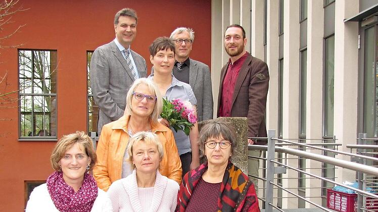 Diese Mitarbeiterinnen des Diakonischen Werkes Coburg blicken auf eine Dienstzeit von 25 und mehr Jahren zurück und wurden von Dekan Stefan Kirchberger, Pfarrer Rolf Gorny und Matthias Emmert geehrt (von links): Grit Bartenstein, Claudia Renner-Hanft, Monika Kolb, Katrin Kiesewetter und Petra Kröner.