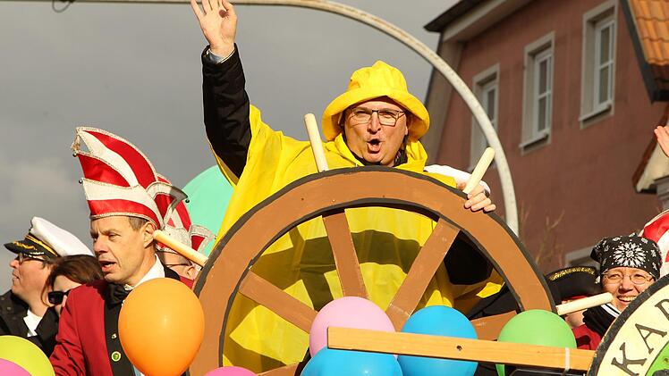 Volle Kraft voraus: Das Narrenschiff steuert durch Ebensfeld.Markus Drossel