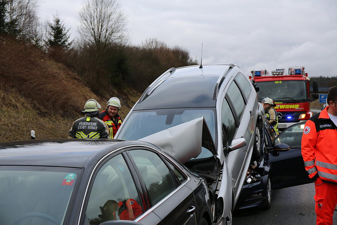 Schwerer Unfall im Landkreis Wunsiedel: Vier Fahrzeuge krachen ineinander