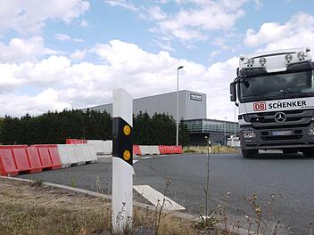 Noch geht da nix - doch wenn es nach dem Bundesverkehrsministerium geht, soll eine direkte Anbindung vom Coburger "Kaeser-Kreisel"  (Bild) über die Staatsstraße 2205 an die Autobahn nicht scheitern.Berthold Köhler