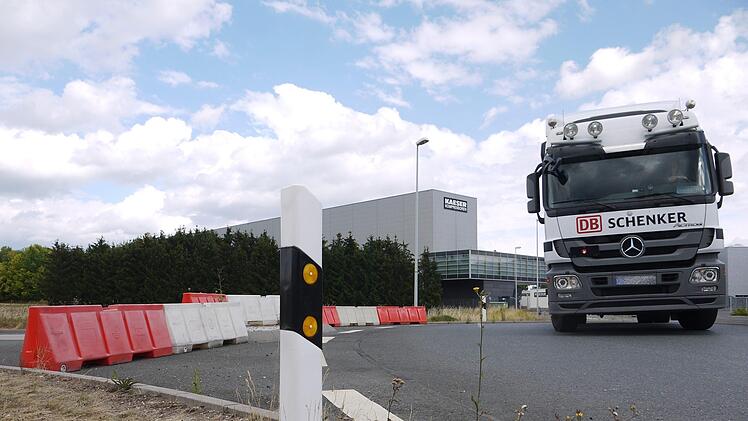 Noch geht da nix - doch wenn es nach dem Bundesverkehrsministerium geht, soll eine direkte Anbindung vom Coburger "Kaeser-Kreisel"  (Bild) über die Staatsstraße 2205 an die Autobahn nicht scheitern.Berthold Köhler