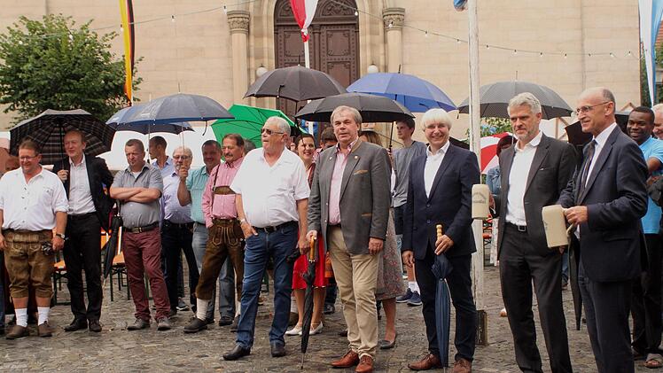Blick in die Reihen der Ehrengäste mit (von rechts) Landrat Wilhelm Schneider, MdL Steffen Vogel, Manfred Rottmann und Nachbarbürgermeister Bernhard Ruß (Sand)
