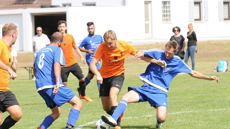 Szene aus dem Spiel der SG Arnshausen (in blau) gegen den TSV Wollbach II (0:2).ssp