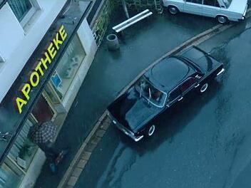 Aus der verlassenen Bäckerei in Nordhalben machten das Filmteam um Regisseur Michael Bully Herbig eine Apotheke - die im Thriller "Ballon" eine entscheidende Rolle einnehmen wird.  Screenshot: YouTube/STUDIOCANAL Germany
