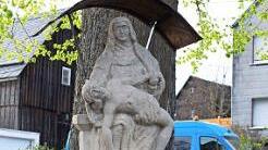 Die 250 Jahre alte Marter im oberen Dorf wurde renoviert und befindet sich jetzt wieder an ihrem Standort.  Foto: Michael Wunder