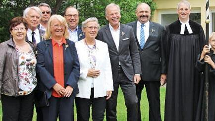 PRESSECK. Ihrer Konfirmation vor 50 Jahren in Presseck gedachten am Pfingstmontag Lieselotte Spindler, Gottfried Ruppert, Manfred Rauprich, Fritz Nitschke, Günther Burger, Horst Degelmann, Christa Pöhlmann und Waltraud Pinhard. Foto: Klaus Klaschka