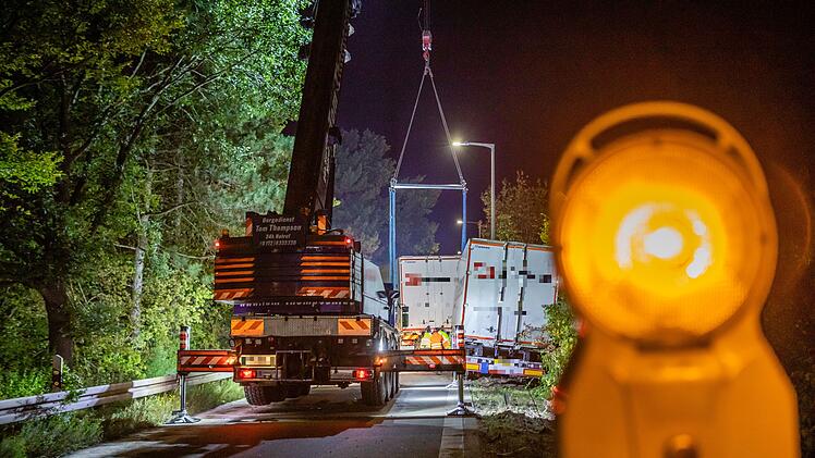 Laster kommt von Stra&Atilde;&Yuml;e ab und f&auml;hrt Laterne und Leitplanke um
