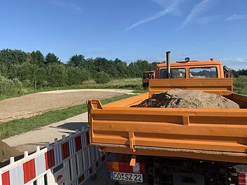Sand! Am Dienstag begann der Aufbau für Coburgs neuen Stadtstrand am Goldbergsee.