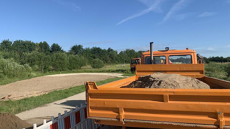 Sand! Am Dienstag begann der Aufbau für Coburgs neuen Stadtstrand am Goldbergsee.
