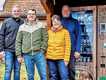 Familie Rudolph vor ihrem Verkaufsautomaten