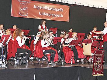 Die Jugendblaskapelle Unterpreppach mit ihrem Dirigenten Stefan Groh, die am Samstagabend in der Frauengrundhalle in Ebern zum Auftakt ihres 50-jährigen Bestehens ein Konzert gab.
