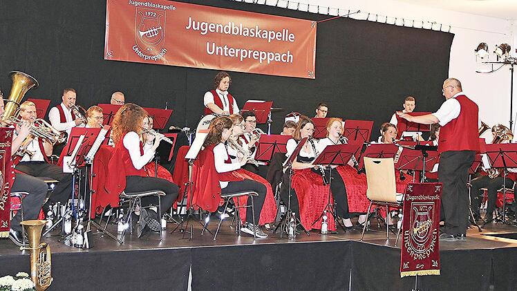 Die Jugendblaskapelle Unterpreppach mit ihrem Dirigenten Stefan Groh, die am Samstagabend in der Frauengrundhalle in Ebern zum Auftakt ihres 50-jährigen Bestehens ein Konzert gab.