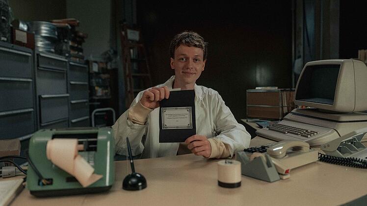 Timoteo (Jeremias Meyer) feiert in der ersten Folge der ZDF-Serie "Schlechte Menschen" seinen ersten Arbeitstag. Im echten Leben wollte Jeremias Meyer eigentlich Kunst studieren und Maler werden.