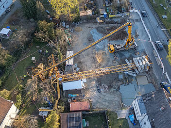50 Meter Baukran st&uuml;rzt um &ndash; zwei Arbeiter in Kanzel &uuml;berstehen Ungl&uuml;ck wie durch ein Wunder unverletzt