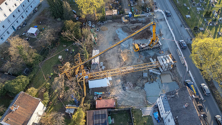 50 Meter Baukran st&uuml;rzt um &ndash; zwei Arbeiter in Kanzel &uuml;berstehen Ungl&uuml;ck wie durch ein Wunder unverletzt