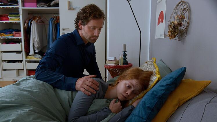Michael Seidel (Florian Stetter) tr&ouml;stet seine Tochter (Valerie Sophie K&ouml;rfer) nach dem &Uuml;berfall.
