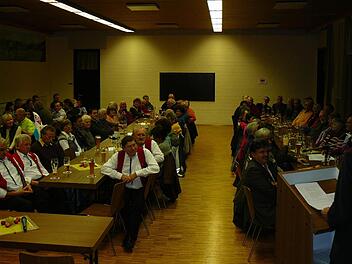 Bürgerversammlung Rugendorf. Ein Blick in den vollbesetzten Saal des "Hauses der Jugend". Vorne rechts am Rednerpult Bürgermeister Martin Weiß. Fotos: kpw