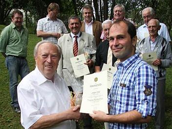 André Hümmer überreicht Otmar Föhr für 60 Jahre Treue zum Frankenwaldverein die Urkunde und die Ehrennadel. Im Hintergrund: der stellvertretende Vorsitzende Klaus Gareis, Dieter Mücke, Erhard Hildner, Bürgermeister Siegfried Beyer, Ludwig Melzer, Josef Limmer sowie Josef Greim und Leander Stöcker.  Foto: Sonja Adam