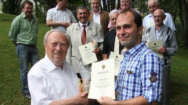 André Hümmer überreicht Otmar Föhr für 60 Jahre Treue zum Frankenwaldverein die Urkunde und die Ehrennadel. Im Hintergrund: der stellvertretende Vorsitzende Klaus Gareis, Dieter Mücke, Erhard Hildner, Bürgermeister Siegfried Beyer, Ludwig Melzer, Josef Limmer sowie Josef Greim und Leander Stöcker.  Foto: Sonja Adam