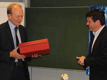 Mit einem Rotwein wurde Horst Hofmann (links) als Vorsitzender des CSU-Arbeitskreises Kommunalpolitik vom Kreisvorsitzenden Steffen Vogel verabschiedet.