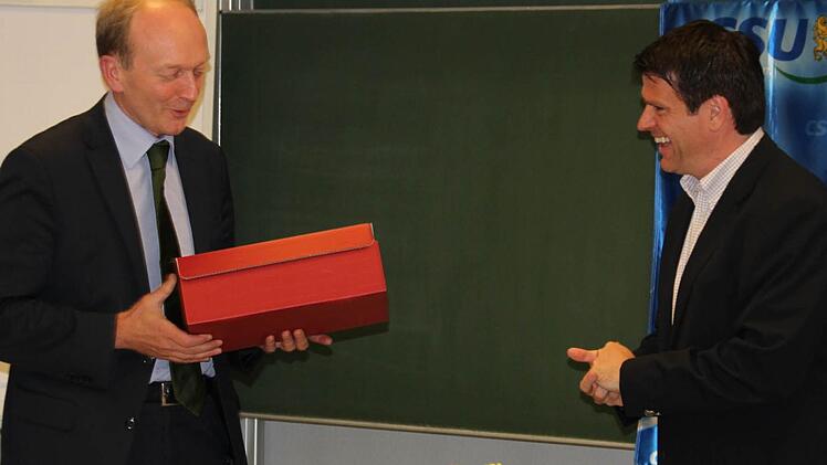Mit einem Rotwein wurde Horst Hofmann (links) als Vorsitzender des CSU-Arbeitskreises Kommunalpolitik vom Kreisvorsitzenden Steffen Vogel verabschiedet.