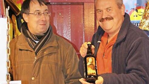 Nand Bruynooghe und Stephan Coesens aus Oudenaarde verkaufen Bier aus der belgischen Partnerstadt Coburgs. Die Spezialitäten gibt's aber nur bis Sonntagabend .