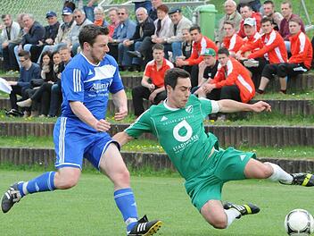 Verbesserte Körpersprache: Mit viel Einsatz geht der Garitzer Sandro Cazzella (rechts) in das Duell mit dem Leinacher Sebastian Ankenbrand. Foto: Hopf