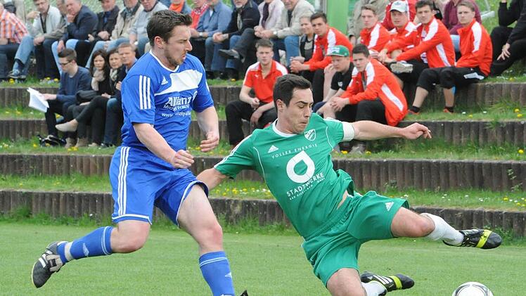 Verbesserte Körpersprache: Mit viel Einsatz geht der Garitzer Sandro Cazzella (rechts) in das Duell mit dem Leinacher Sebastian Ankenbrand. Foto: Hopf