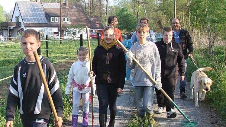 Die Truppe des Gartenbauvereins auf dem Weg zur Arbeit.