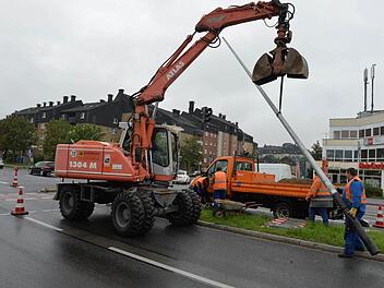 Da muss ein neuer her: Der alte kombinierte Ampel- und Laternenmast am Berliner Ring in Bamberg wurde umgefahren. Foto: Ronald Rinklef