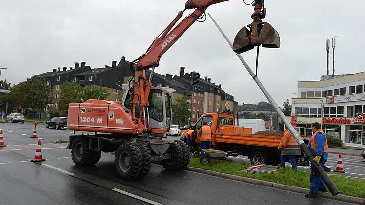 Da muss ein neuer her: Der alte kombinierte Ampel- und Laternenmast am Berliner Ring in Bamberg wurde umgefahren. Foto: Ronald Rinklef