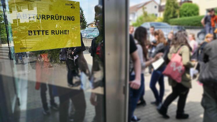 Nach Deutsch, der Prüfung in einem Wahlfach und gestern Mathematik sind die schriftlichen Abitur-Prüfungen 2015 auch am Regiomontanus-Gymnasium in Haßfurt abgeschlossen.  Fotos: Sarah Dann