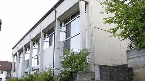 Die verglaste Ostseite der Turnhalle soll geschlossen werden. Ein Lichtkranz aus Oberlichtern reicht, findet der Architekt .