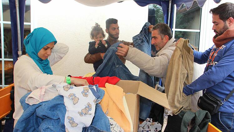 Die Kleiderspenden finden reißenden Absatz.  Foto: Andreas Oswald