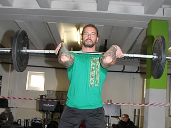 Ralf Müller ist der Inhaber der Cross-Fit-Box in Kulmbach und zeigt, wie man die Hantelübung für den Wettkampf richtig ausführt: Nicht einfach die Hanteln mit Schwung nach oben befördern, sondern es kommt darauf an, dass das Umsetzen definiert und akkurat erfolgt. Foto: Sonja Adam