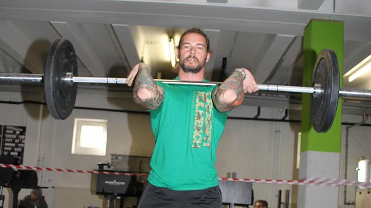 Ralf Müller ist der Inhaber der Cross-Fit-Box in Kulmbach und zeigt, wie man die Hantelübung für den Wettkampf richtig ausführt: Nicht einfach die Hanteln mit Schwung nach oben befördern, sondern es kommt darauf an, dass das Umsetzen definiert und akkurat erfolgt. Foto: Sonja Adam