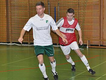 Der SV Friesen mit Dominik Zwosta (vorne) und der TSF Theisenort gehören zu den fünf Mannschaften aus dem Kreis Kronach, die sich für die Hallenkreismeisterschaft qualifiziert haben. Foto: Herbert Kalb