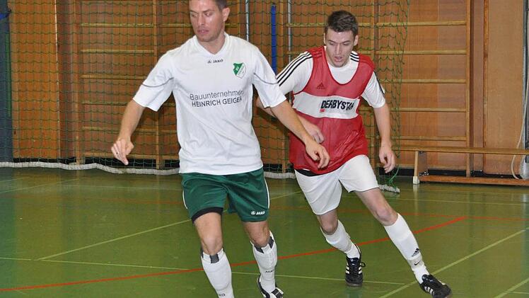 Der SV Friesen mit Dominik Zwosta (vorne) und der TSF Theisenort gehören zu den fünf Mannschaften aus dem Kreis Kronach, die sich für die Hallenkreismeisterschaft qualifiziert haben. Foto: Herbert Kalb