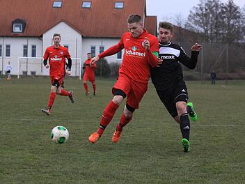 Nicolas Schwab vom Baiersdorfer SV (l.) im Zweikampf mit Kasendorfs Matthias Pistor, dem in der 55. Minute der 2:1-Siegtreffer gelingen sollte.  Fotos: Uwe Kellner