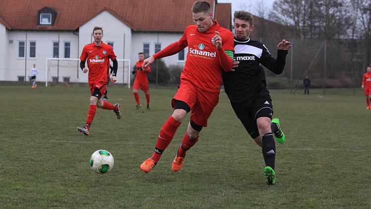 Nicolas Schwab vom Baiersdorfer SV (l.) im Zweikampf mit Kasendorfs Matthias Pistor, dem in der 55. Minute der 2:1-Siegtreffer gelingen sollte.  Fotos: Uwe Kellner