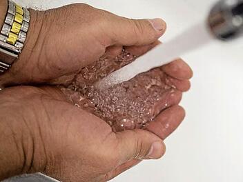 Das Aufdrehen des Wasserhahns in Tettau wird demnächst den Verbraucher mehr kosten  Symbolbild: Marian Hamacher
