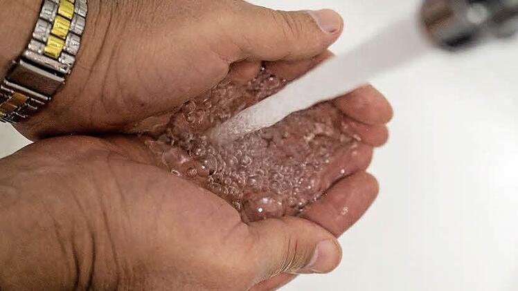 Das Aufdrehen des Wasserhahns in Tettau wird demnächst den Verbraucher mehr kosten  Symbolbild: Marian Hamacher