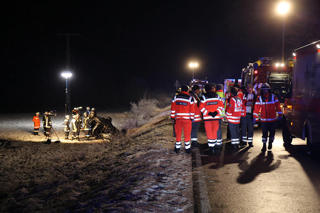Pkw überschlägt sich im Kreis Hof - 5 Verletzte